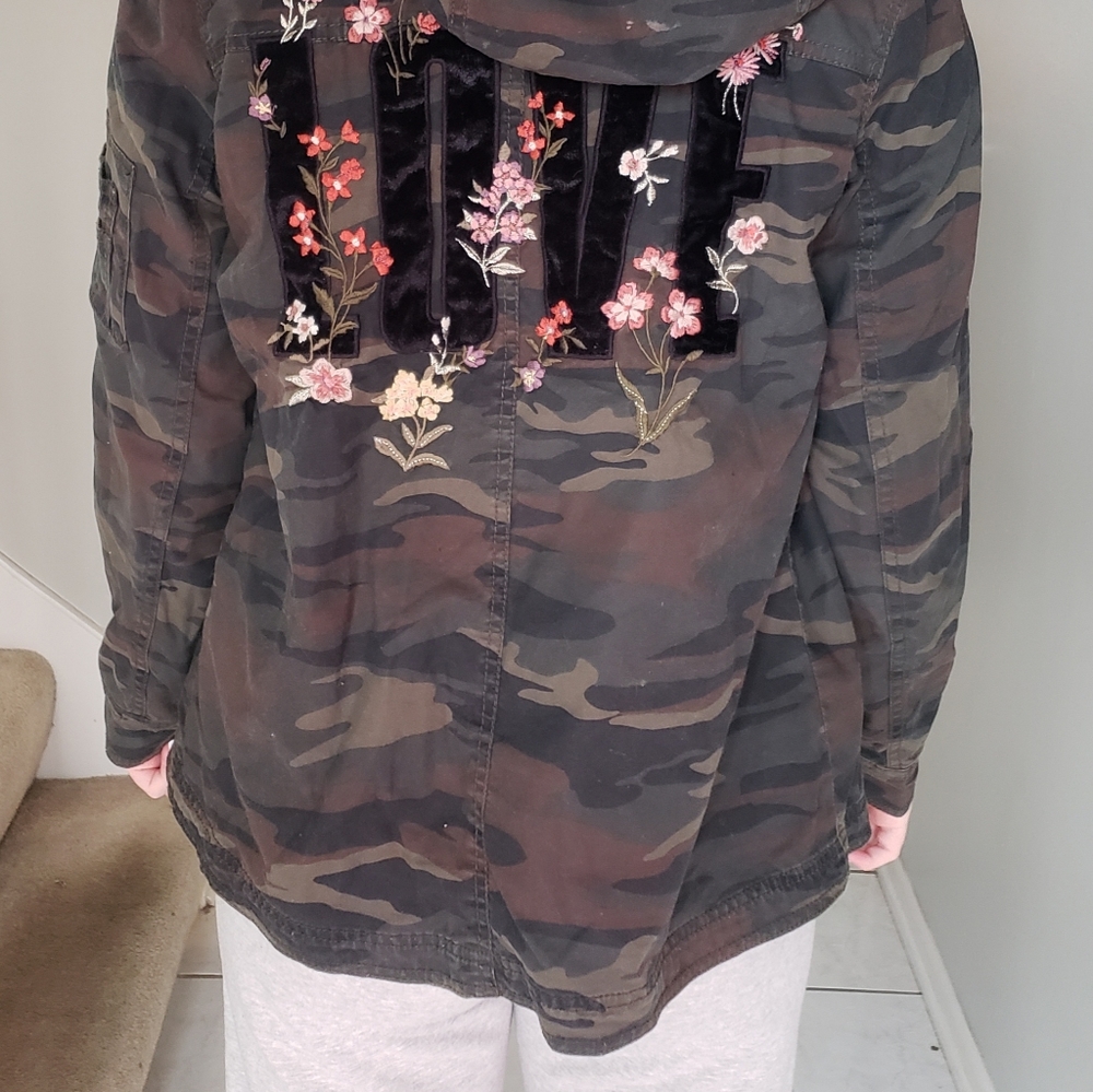 Womens American Eagle Camo Love jacket size Med